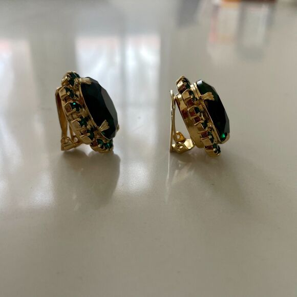 Vintage Emerald Clip On Earrings - Picture 5 of 9